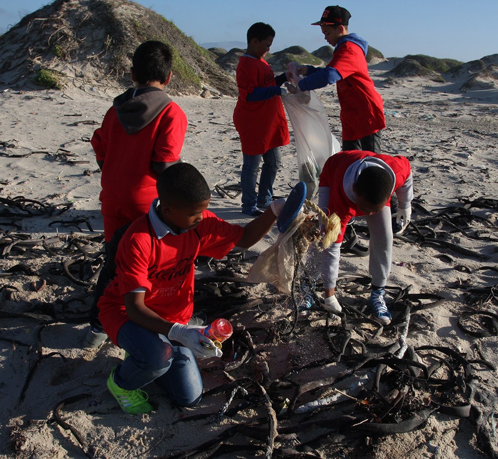 Leaving nothing but footprints - Mitchells Plain learners clear Strandfontein beach